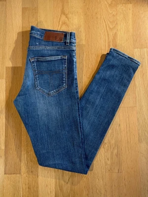 Tiger of Sweden jeans  - Säljer nu ett par riktigt snygga jeans från Tiger of Sweden🐯. Stilren tvätt och en snygg, tidlös passform som passar till det mesta‼️  Modell: Evolve Skick: 9/10 💯 Storlek: W31 L34 📏 Pris: 199 kr💰  Först till kvarn! Skriv gärna vid minsta fundering 😊