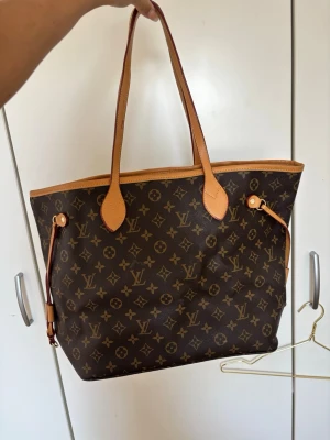 Louis Vuitton väska - Väska inköpt i cypen för cirka 2 årsedan för 800 kr. Endast använd ett fåtal gånger. 