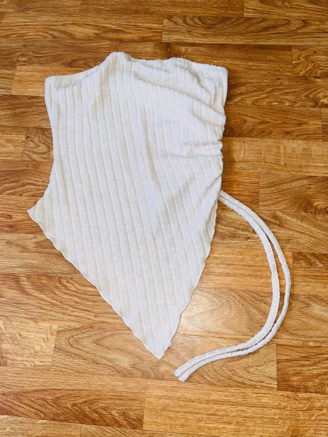Beige ribbad omlottopp med snörning - 1