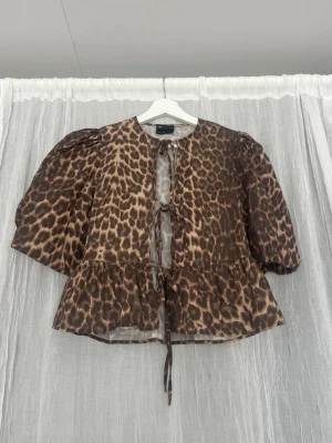Leopardmönstrad blus med puffärm - Blus med leopardmönster och puffärmar. Snygg modell med volang nedtill och knytning fram🐆✨