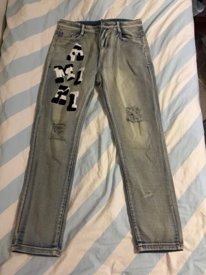 Amiri Jeans - Oanvända Amiri Jeans, säljer då det är för små, de kommer passa dig om du är runt 180-185, Storlek L