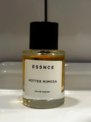 ESSNCE Hotter Mimosa parfym - ESSNCE Hotter Mimosa. Förvarats mörkt och svalt.