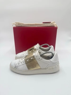 Valentino sneakers  - Hej säljer nu dessa fina valentino open skor  Skick enligt bilder  Postar snabbt och smidigt   Hör av er vid frågor eller funderingar