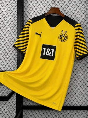 Gul Dortmund fotbollströja Bellingham - Säljer en gul och svart Borussia Dortmund matchtröja med Bellingham och nummer 22 på ryggen. Tröjan har svarta ränder på ärmarna och är tillverkad i ett lätt, ventilerande material som passar perfekt till fotbollsträning eller match.