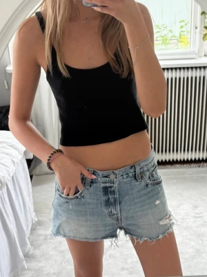 Levis jeansshorts - Såå snygga Levis shorts i denim med slitningar och hål, ljusblå i storlek w29. Dom har en liten sminkfläck som jag försökte visa på sista bilden men den är väldigt otydlig o syns knappt o ksk går att få bort helt❤️annars bra skick!!