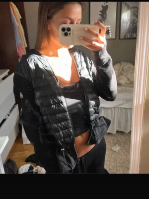 Svart cardiganjacka från Moncler - Unik cardigan från Moncler som man kan dra åt i midjan! Har nån sminkfläck på dunet som du ser på sista bilden, men den syns inte när man bär den överhuvudtaget 😅 Ville ändå meddela de☺️ Storlek L men passar mig som bär S. Monclers storlekar brukar oftast vara mindre 🙌🏼