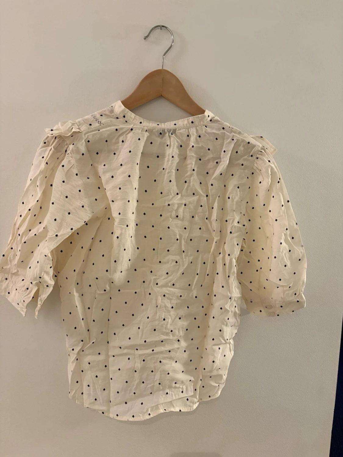Vit blus med volang och spader mönster - 1