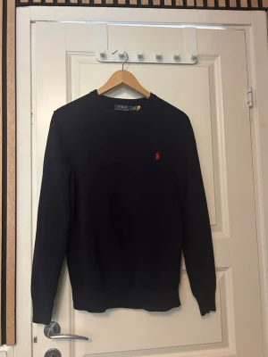 Marinblå stickad tröja Polo Ralph Lauren - Säljer en helt ny stickad tröja ifrån polo ralph lauren. Nypris ligger runt 2000kr. Perfekt inför sena sommarkvällar och en stilren outfit. Pris kan självklart diskuteras vid snabb affär. Tveka inte att skriva vid minsta lilla fråga🙌