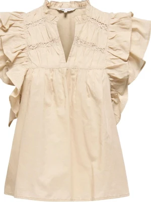 Beige volangblus från ONLY - Supersöt beige blus från ONLY med volangdetaljer längs ärmarna och v-ringning. Blusen har fina spetsinslag upptill och är tillverkad i ett lätt bomullstyg. Perfekt för dig som gillar romantisk och luftig stil.