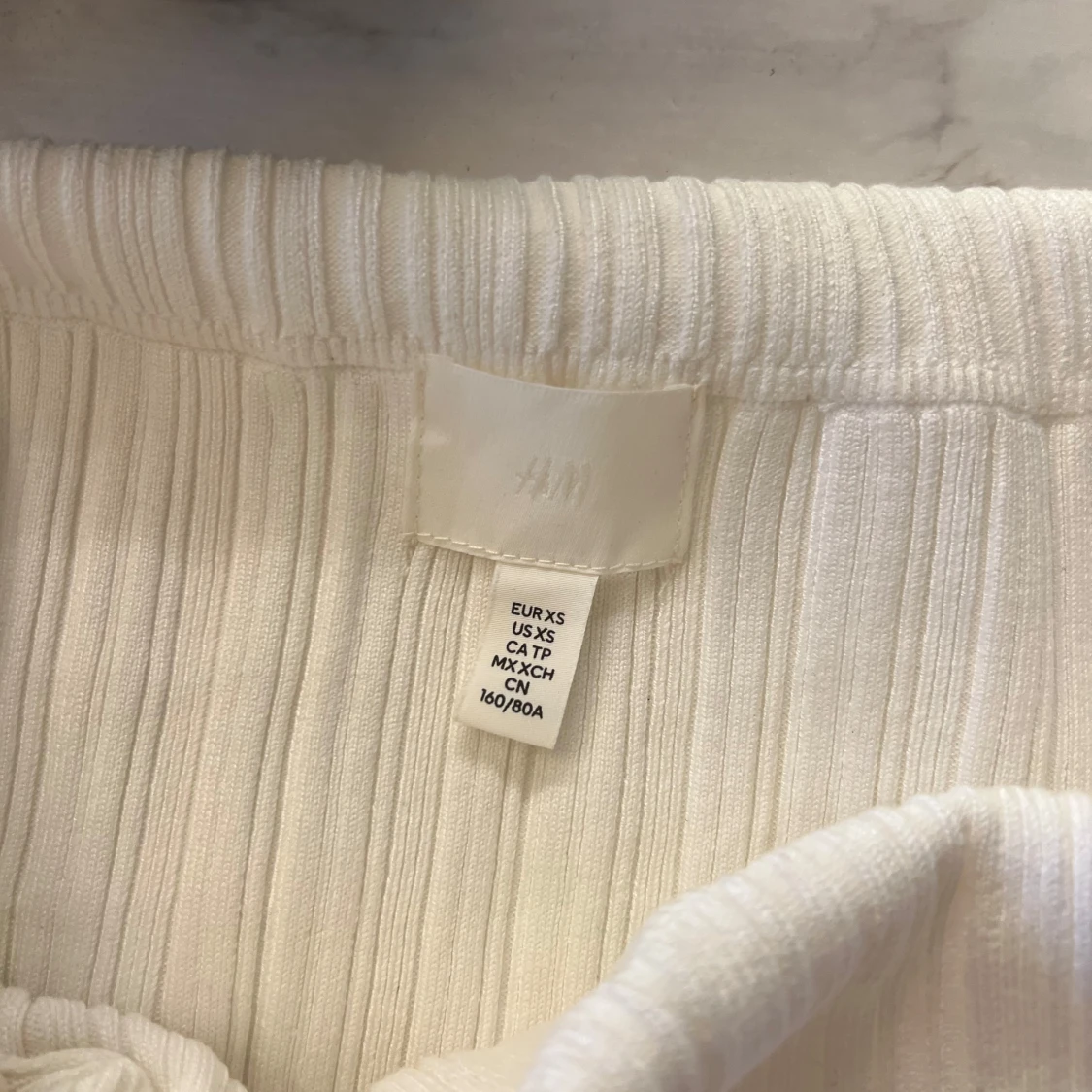 Vit ribbad offshoulder klänning - 4