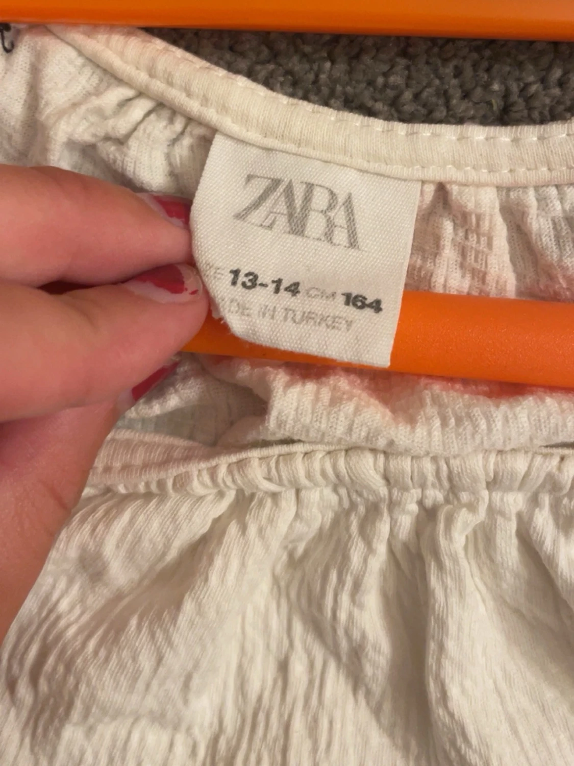 Vit blus med puffärm och broderidetaljer - 2