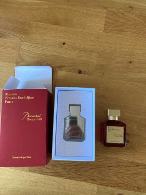 Maison francis kurkdjian - En ny och väldig fräsch farfuym som är väldigt söt och håller länge, de är en 70 ml flaska som räcker länge om du ej tar många sprut varje gång.