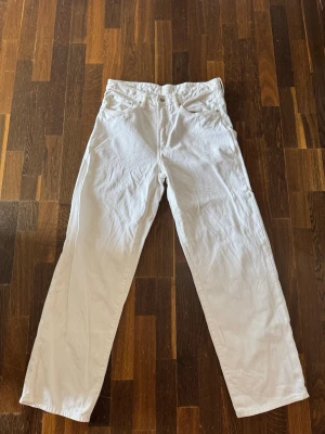 Baggy mid waist jeans - Vita jeans från Gina som är mid waist/low i midjan men baggy i benen 💝