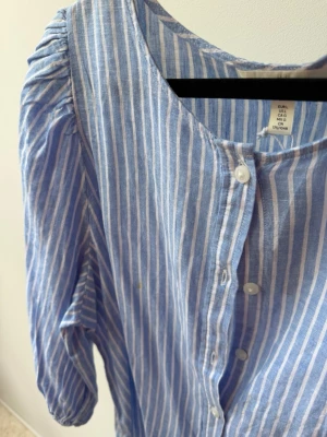Blå blus  - Blå blus från H&M med vita ränder