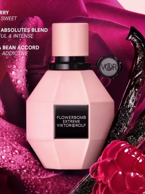 Flowerbomb Extreme parfym - Flowerbomb Extreme från Viktor & Rolf är en parfym i en ljusrosa, multifacetterad glasflaska med svart detaljer och en elegant etikett framtill. Doften är intensiv och blommig, och flaskan har en unik, modern design med V&R sigill vid halsen.