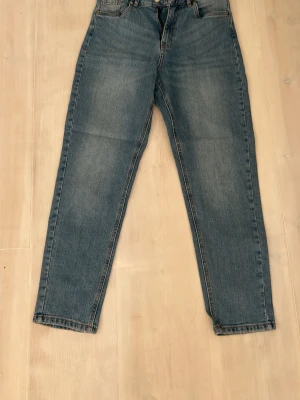 Blå raka jeans - Ett par klassiska blå jeans med rak passform.