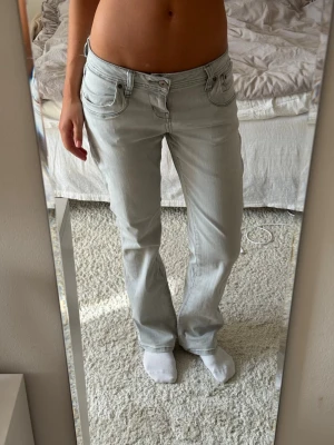 Low waist LTB jeans - Snygga och sköna lågmidjade LTB jeans i ljusgrått och storlek 28/32. Som referens är jag 170 cm lång och bär oftast 27/32