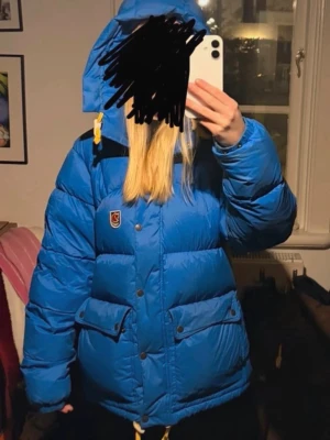 Fjällräven jacka Expedition Down Lite - Säljer min supersnygga blåa fjällräven jacka i storlek M, passar allt från xs-m. Den har endast några fläckar på ärmarna (se bilder) annars i superbra skick! Fyllnadstjocklek: 90% gåsdun och 700 cuin. Perfekt inför vintern! Hör av er om ni har frågor.
