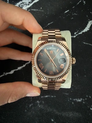 R.O.L.E.X daydate ombre grey rosé  - Otroligt snygg klocka med rosé jubilee armband tillkommer med extra länkar.