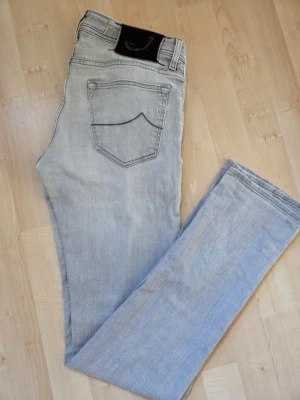 Jacob cohën jeans - Säljer ett par ljusgrå Jacob cohën jeans då de tyvärr är för små för mig. Modellen är style 622. Storlek W31 L34. Ett par riktigt schyssta jeans habdgjorda i Italien. Tveka ej att höra av er vid frågor! Mått samt fler bilder kan ges om så önskas!