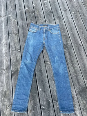 Nudie jeans  - Snygga Nudie jeans med lite slitningar baksida knävecket och på bakfickorna☺️Längd: 100cm Midja:37cm. Hör av er vid fler frågor