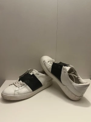 Valentino Garavani vita sneakers - Ett par valentino garavani skor som har ungefär används 3 gånger i min ägo, köpte dom av en polare för 2949. Säljer skorna för att jag vill köpa ett par andra!😃