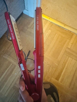 2 st BaByliss plattänger – säljs tillsammans - Säljer två BaByliss plattänger tillsammans. Båda är använda men fungerar bra.  Den ena är BaByliss iPro 230 Steam med ångfunktion, ionic och justerbar temperatur upp till 230°C. Den andra har Titanium Ceramic-plattor och Pro Steam.  De har bruksspår, vilket syns på bilderna, men fungerar som de ska.  Säljs endast tillsammans. Pris: 450 kr för båda.