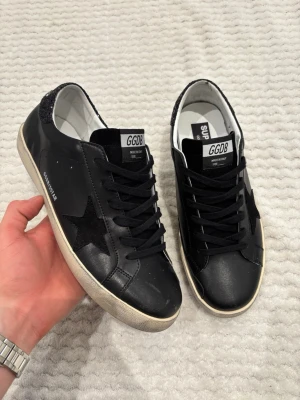 Golden goose  - Säljer dessa golden goose i storlek 43 riktigt bra cond som nya. Låda finns. Skickad samma dag 