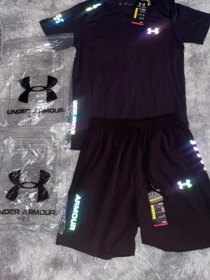 Under armour set - Riktigt snygg svart under armour set. T shirt och shorts. Helt nya med prislapp.