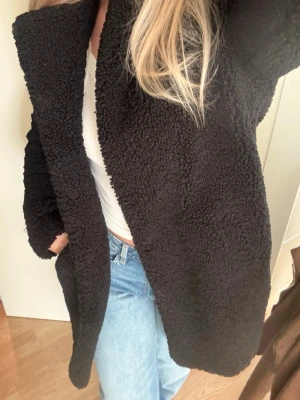 Svart lång teddyjacka - Storlek M men skulle säga mer för en S!🖤🧸 Pris kan diskuteras
