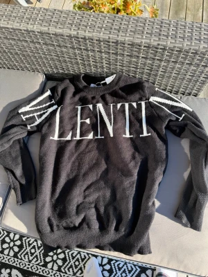 Stickad Valentino tröja - Stickad Valentino Sweatshirt. Stilren och skön. 