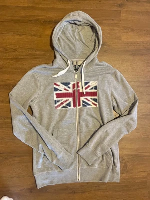 Vintage zip hoodie grå - Säljer denna sjukt feta zip hoodie som inte längre används. Hoodien har en väldigt bra smal passform och passar perfekt för dig som oftast bär S/M