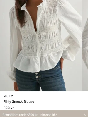 Smockad topp från nelly - Inga defekter säljer pga att de int riktigt passade mej, lappen är kvar aldrig använd❤️