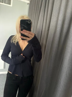 topp från Nelly - Långärmad topp från Nelly med v-ringning och ribbad struktur. Modellen är figurnära och har en enkel, stilren design som passar till allt. Perfekt att matcha med jeans eller kjol för en snygg look.