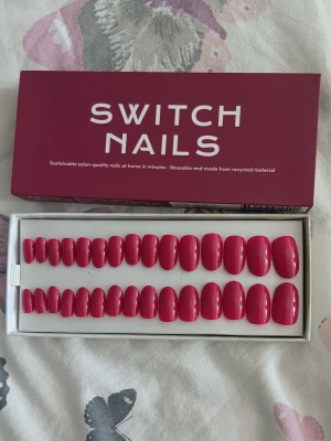 Switchnails oanvända  - Oanvända switchnails, glue tabs, cuticle stick, wipes och nagelfil ingår. Köpta för 249 kr. Pris kan diskuteras 💕 säljer ett par rosa också, båda för 120 kr = 60 kr styck 💖