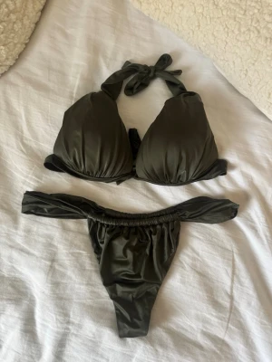 Mörkgrön bikini calzedonia  - Mörkgrön bikini ifrån Calzedonia i storlek S🤍                                 - Midja: 72-104 cm - Midjehöjd: 20 cm - Kupor: Djup 14 cm, Höjd 14 cm