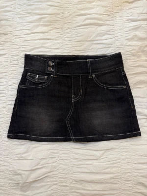 bershka minikjol - sjuuukt snygg jeanskjol ifrån bershka med inbyggda shorts. Fin vit stitching och i svart-grå wash. Endast testad i butik och aldrig använd efter det! 💓strl 36/s