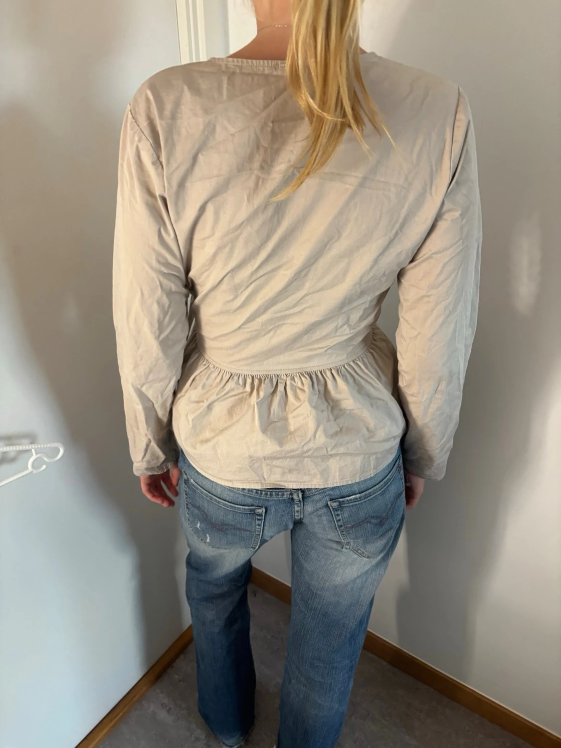 Beige omlottblus med knytband - 1