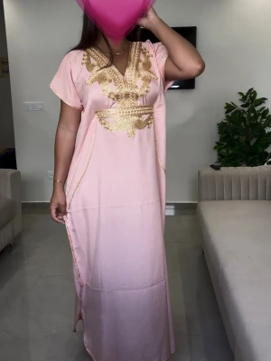 Rosa gandoora💗 - Klänningar är one size och är designade för att passa olika kroppstyper. På insidan finns ett justerbart band i midjan, så att du enkelt kan anpassa passformen🤍 Modellen är 165 cm