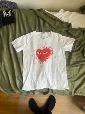 Cdg tröja - Säljer denna cdg T-shirten då den inte passar mig längre den är storlek S men sitter som den gör på mig och jag är 175cm så skulle rekommendera till någon som har xs 