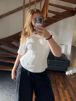 Tight topp ZARA - Tight topp från Zara som stängs med en dragkedja i ryggen. Den sitter tight i midjan men har en liten volang längst ner 💝