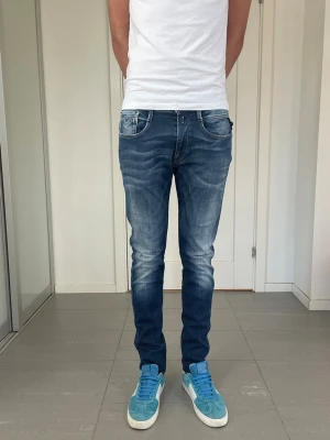 Replay Anbass Jeans  - Säljer nu dessa Replay Anbass Jeans med en minimal slitning i populär design, W31 o L32 med mått ca 37 o 105 cm. skriv för fler bilder/frågor🙌🏼