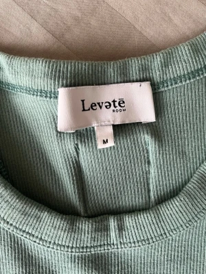 Linne Levete Room - Snygg ribbad linnetopp i ljusgrönt från Levate Room. Toppen är ärmlös med en tight passform och rund halsringning. Perfekt till jeans eller kjol för en fräsch look.