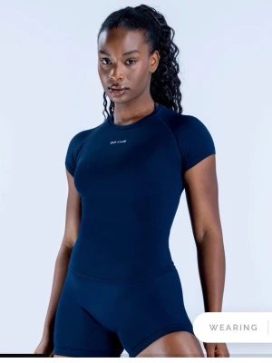 DFYNE Impact Short Sleeve Top - Jätte fin oanvänd dfyne topp. Säljer åt en vän då hon sa att den inte passade. Storlek S, med prislapp.