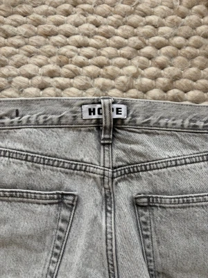 Ljusgråa Hope Rush Jeans - Riktigt snygga Hope jeans i modellen Rush. Storlek 29. Väldigt fint skick!