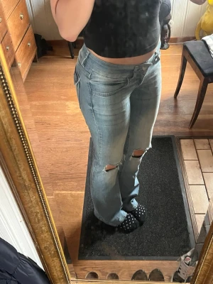 Lågmidjade jeans med hål - Superfina jeans från Nelly, doxk har de ett litet hål mellan låren som ej syns vid användning💞