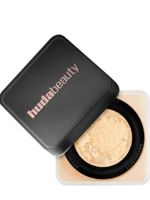 Huda Beauty Easy Bake löspuder - Helt nytt löspuder från Huda Beauty i nyansen banana bread. Kommer i en fyrkantig svart burk med siktlock och har en ljus beige färg. Perfekt för att fixera foundation och ge en matt finish. Förpackningen innehåller 20 g.
