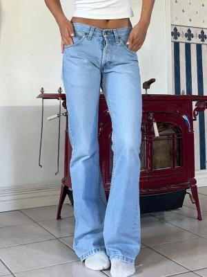 Lee jeans - Midjemått 71cm (35cm rakt över)💗 innerbenslängd 81cm💗jag är 165💗