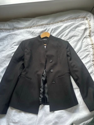 Ny kavaj från Gina tricot  - Säljer denna jättefina kavaj från Gina tricot. Aldrig använd med prislappen kvar, säljs då den inte passar mig. Nypris 600 kr🥰