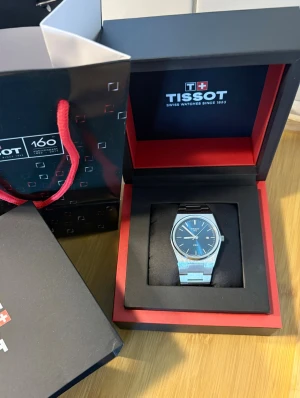 Tissot PRX Quartz 35 mm – Mycket fint skick – Originalbox medföljer - Säljer min Tissot PRX Quartz i mycket fint skick. Klockan fungerar som den ska och har inga större tecken på användning. Originalbox och påse medföljer.  Jag har tyvärr inget kvitto eftersom jag köpte klockan begagnad.  Ingår:  * Tissot PRX Quartz * Originalbox * Tissot-påse
